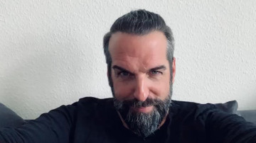 Jürgen T. in einem Video nach seiner Haartransplantation Erfahrung