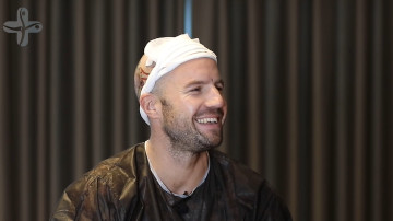 Matthias D. nach seiner Haartransplantation Erfahrung in einem Video