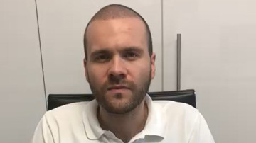 Dr. Maximilian M. nach seiner Haartransplantation Erfahrung in der Türkei in einem Video
