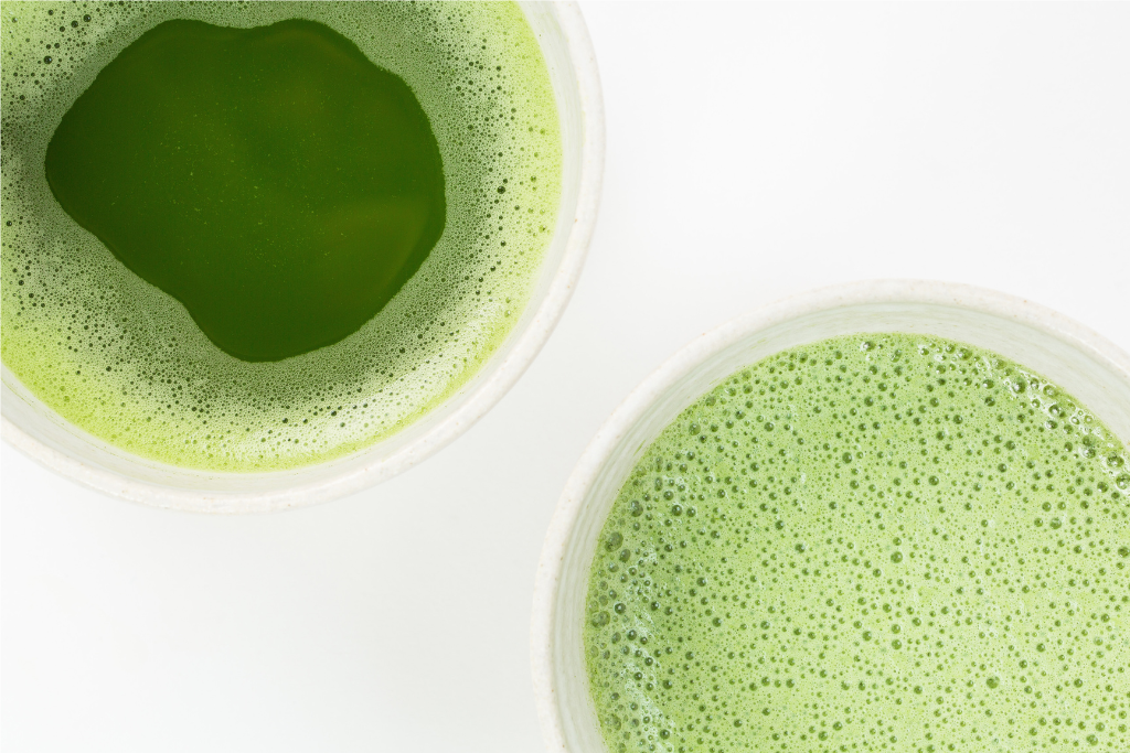 Le thé vert est aussi connu sous forme de poudre concentrée appelé matcha, idéale pour la pousse des cheveux 