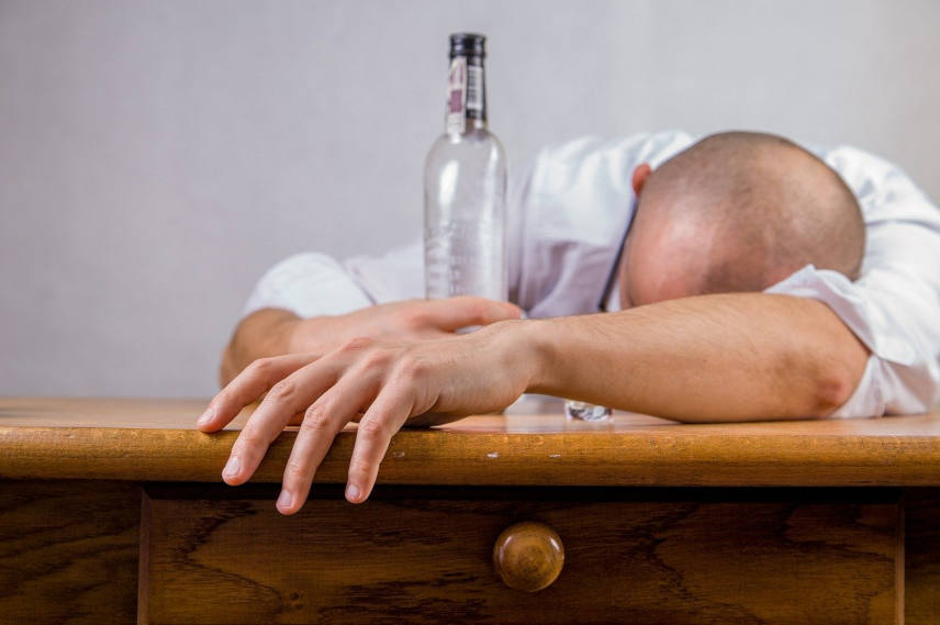 alcool et perte de cheveux quels sont les traitements