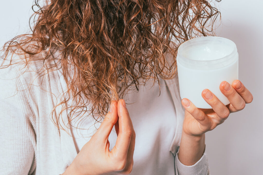 l'huile de coco peut s'appliquer directement sur cheveux sec ou mouillé pour nourrir la fibre capillaire