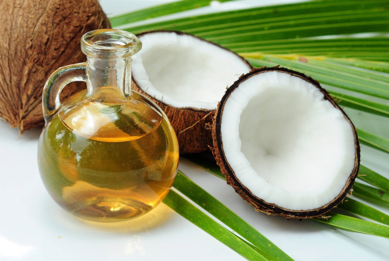 l'huile de coco possède de nombreuses applications dont le soin des cheveux