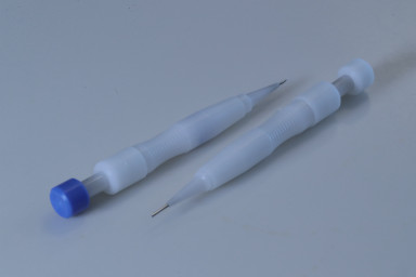 Deux stylos Choi pour une greffe de cheveux DHI.
