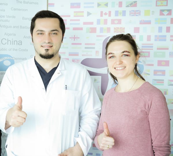 Dr balwi et une patiente ayant fait une greffe de sourcils