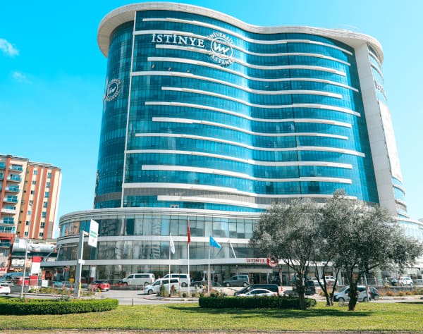 Le bâtiment de la clinique de transplantation capillaire d'Elithair à Istanbul vu de l'extérieur