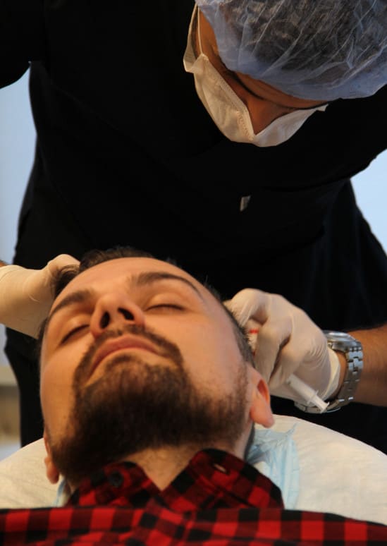 Un médecin spécialiste injecte du plasma riche en plaquettes ou traitement PRP à la clinique Elithair