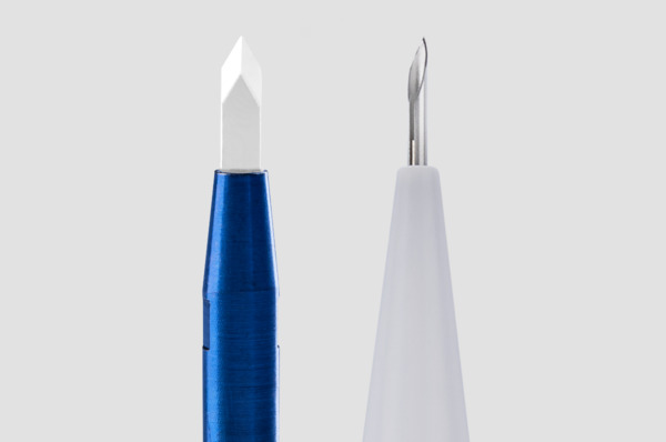 Une lame de saphir et l'extrémité d'un stylo Choi pour une greffe de cheveux.