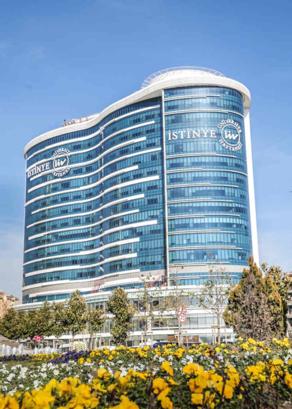 Vue de face de la clinique Elithair à Istanbul, offrant des forfaits tout-compris de greffe de cheveux