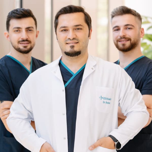 Dr. Balwi avec des membres de l'équipe Elihair spécialistes de la greffe capillaire