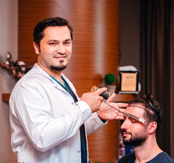 Dr. Balwi examinant un patient Elithair