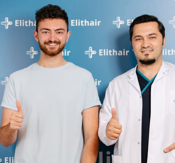 Dr Balwi et un patient à la clinique Elithair en Turquie