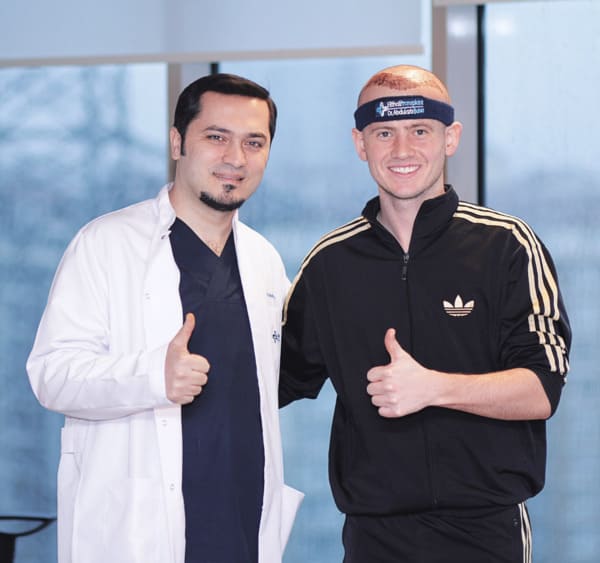 Le dr balwi avec un patient ayant eu une expérience positive d'Elithair