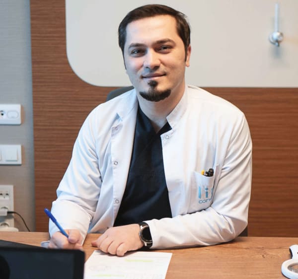 Le Dr Balwi lors du premier rendez-vous médical avec un patient