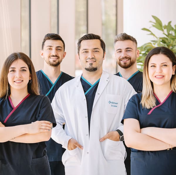 Le Dr Balwi, spécialiste de la transplantation capillaire, avec l'équipe Elithair.