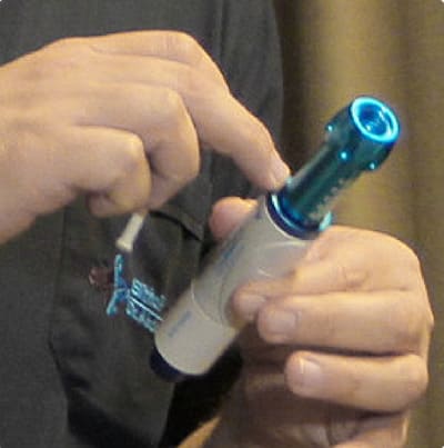 Les mains d'un praticien en train de préparer une anesthésie avec l'outil "Comfort-In"