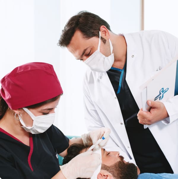 dr balwi supervisant une assistance médicale pour l'insertion des greffons