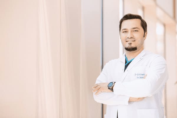 Dr Balwi avec les bras croisés de côté