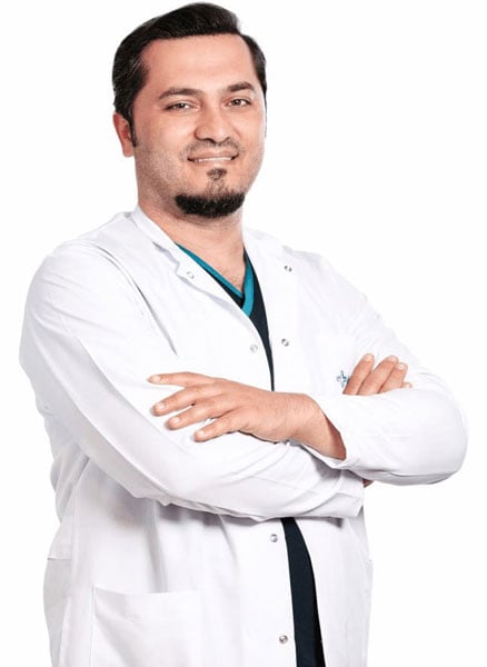 Dr Balwi souriant avec les bras croisés