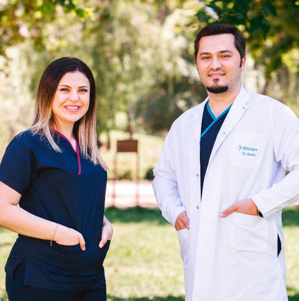 le dr Balwi et un membre de l'équipe Elithair