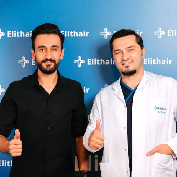 le dr balwi avec un patient elithair satisfait