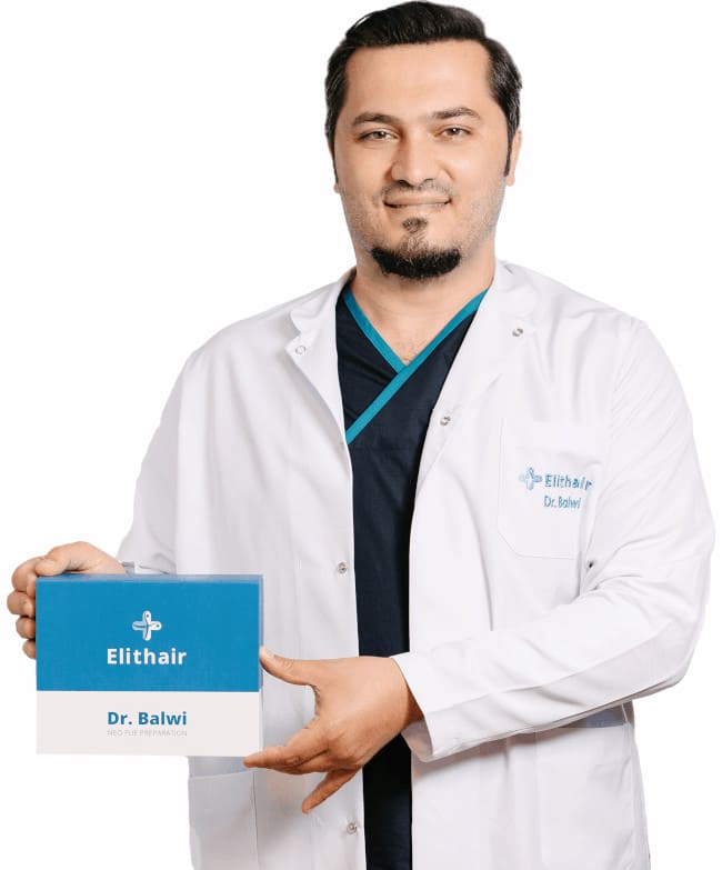 Dr. Balwi avec le set de préparation NEO FUE pour une greffe de cheveux parfaite