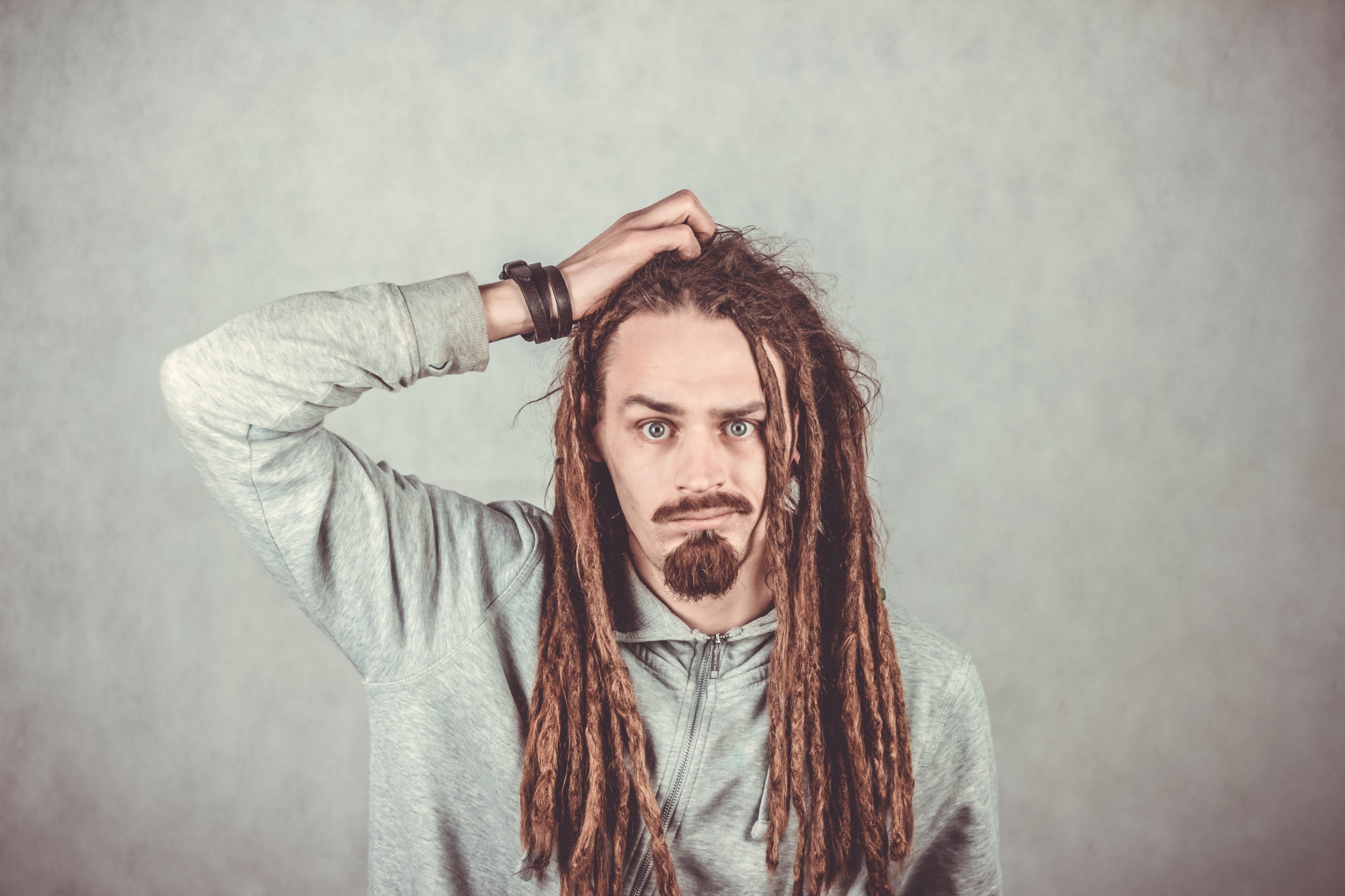les coiffures trop lourdes comme les dreadlocks peuvent causer une alopécie de traction