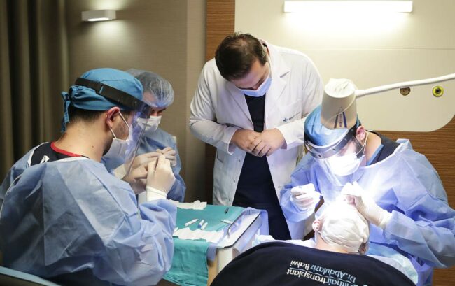 Le Dr. Balwi et son équipe lors d'une opération de greffe de cheveux à Elithair