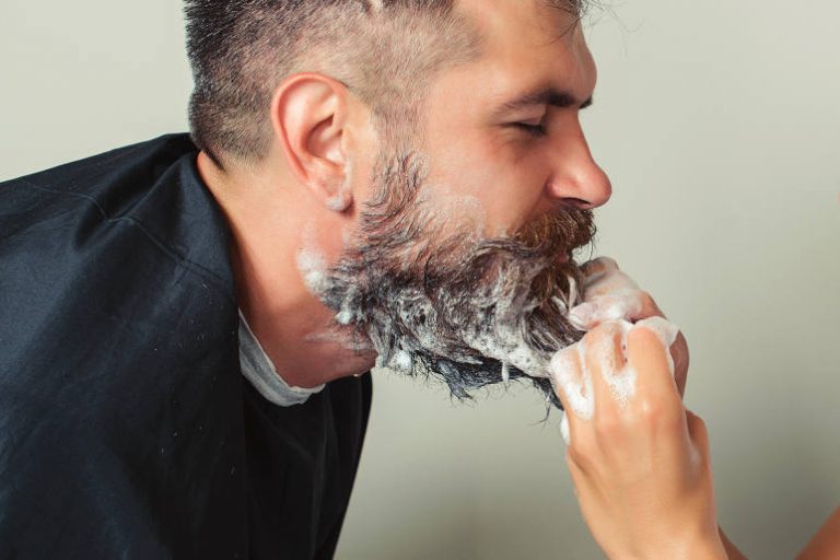 Image d'un homme lavage sa barbe