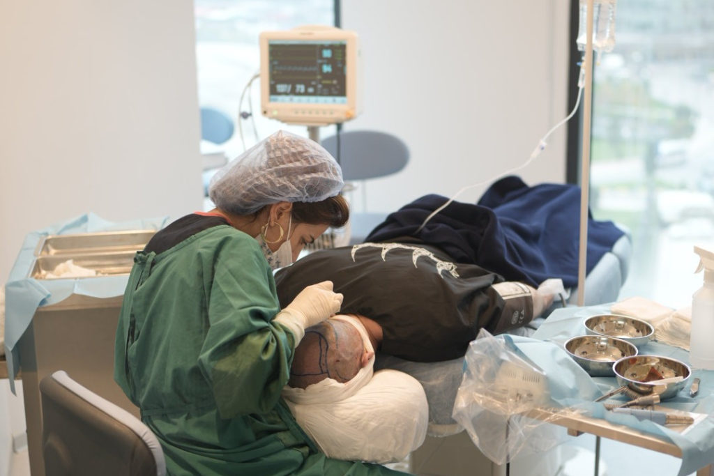 Léquipe médicale Elithair en train d'opération sous anesthésie pour greffe de cheveux