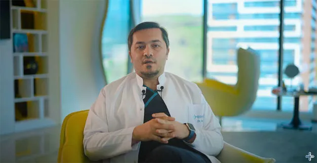 Capture d'écran de la vidéo les explications du Dr Balwi sur la greffe de cheveux