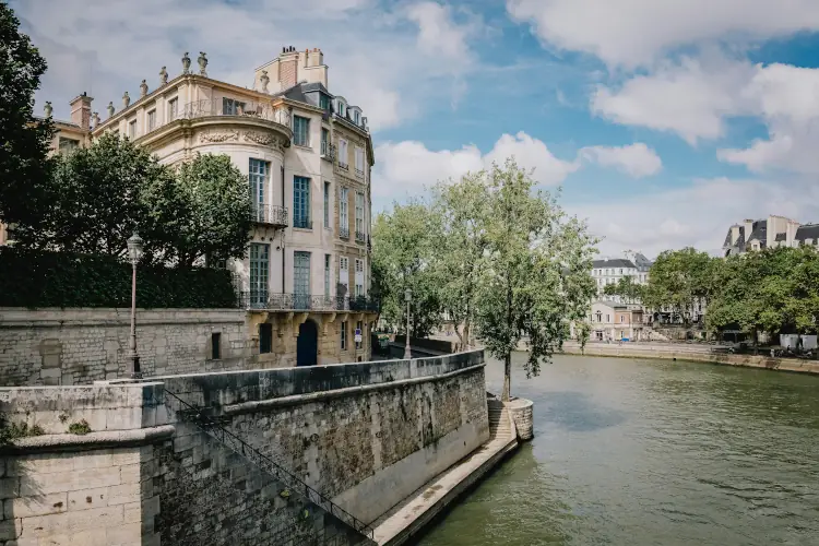 image montrant une vue sur une rue de Paris donnant sur la Seine