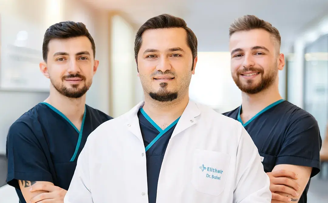 Photo montrant le médecin-chef du Dr Balwi Elihair avec deux membres du personnel médical.