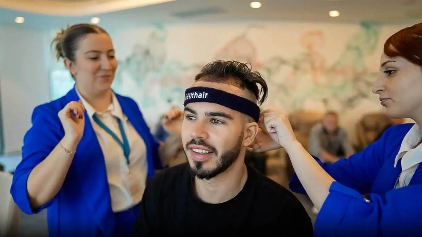 La photo montre Benjamin juste aprés sa greffe capillaire chez Elithair