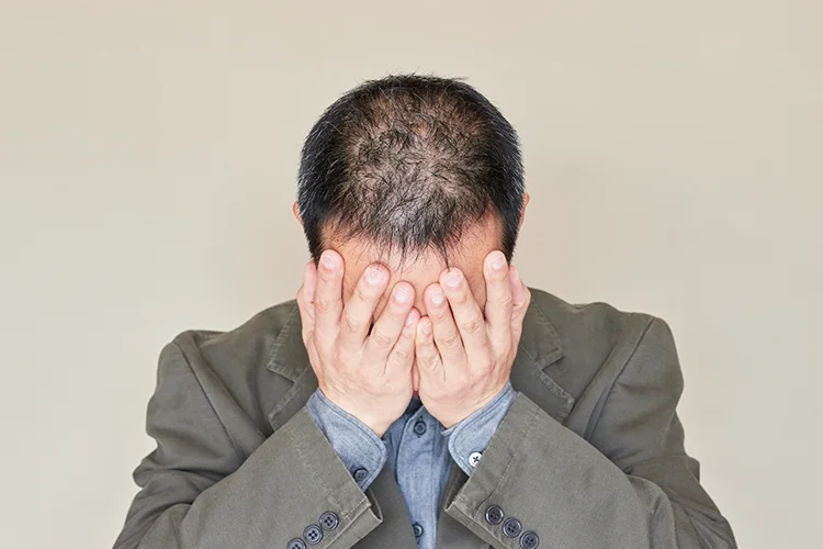 L'impact émotionnel, de ne pas trouver de solution contre la perte de cheveux, a un effet négatif sur l'estime de soi