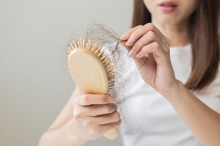 Chute de cheveux chez la femme due à l’œstrogène