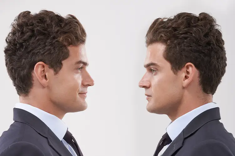 Deux hommes identiques se regardant face à face