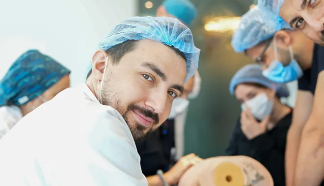 Bild zeigt, das Elithair-Team bei einer  Schulung in der Klinik