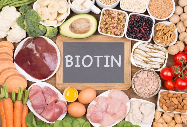 Lebensmittel auf einem Tisch um ein Schild, auf dem Biotin steht