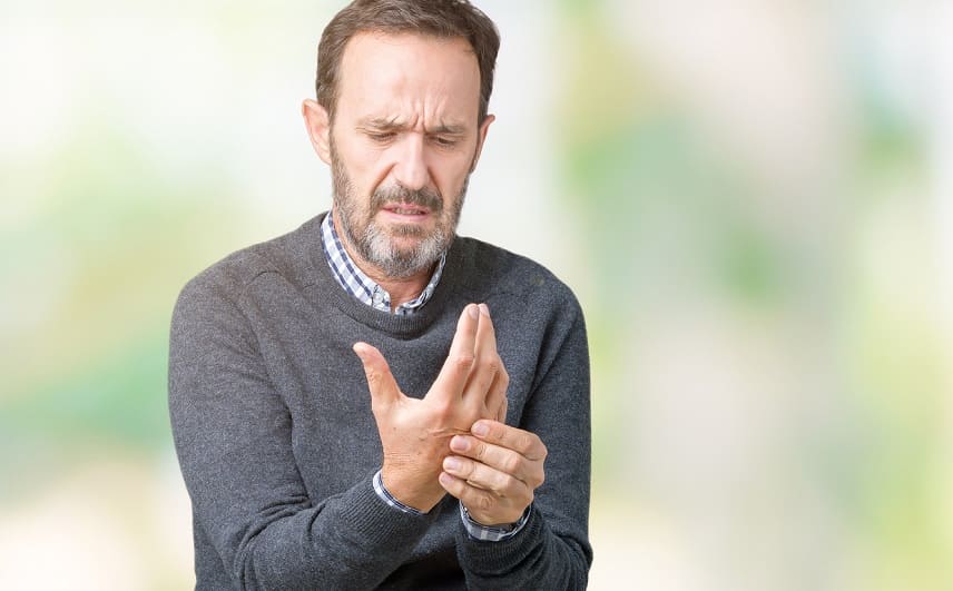 Haarausfall bei Rheuma - Junge Mann hat Handschmerzen