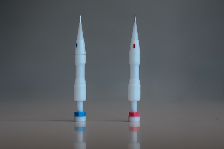 Zwei Choi Stifte, die für eine DHI Haartransplantation eingesetzt werden