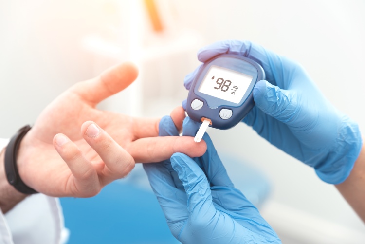 Der Blutzuckerspiegel wird auf Diabetes untersucht