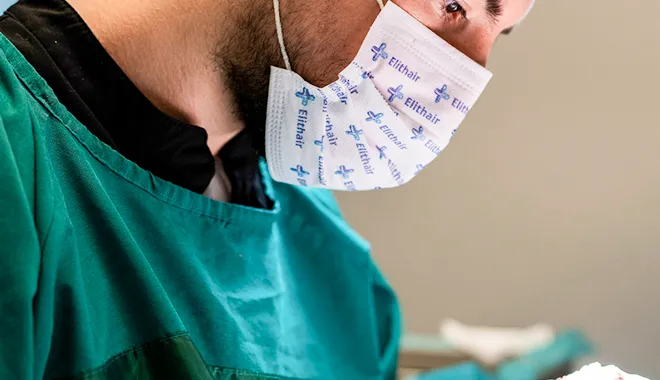 Das medizinische Team von Elithair bei einer Haartransplantation