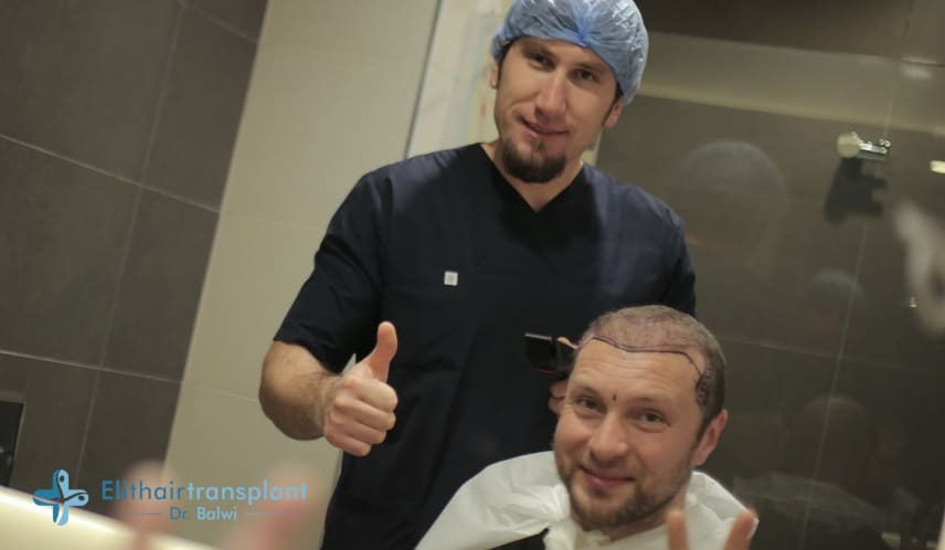 Gründe für den Haarausfall bei Maänner - Patient mit Arzt vor der Haartransplantation