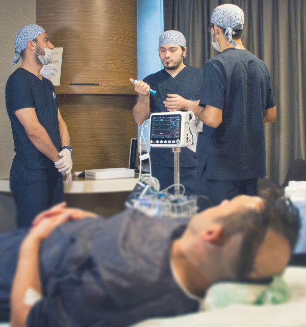 Dr. Balwi und sein Team bereiten die Haartransplantation Betäubung vor