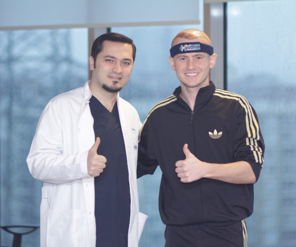 Dr. Balwi mit einem Patienten nach der Haartransplantation Erfahrung in der Türkei