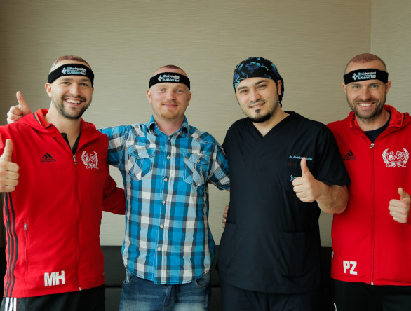 Dr. Balwi mit drei Patienten nach der positiven Haartransplantation Erfahrung