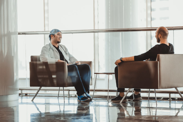 Dr. Balwi im Gespräch mit Patient für Haartransplantation in Wien