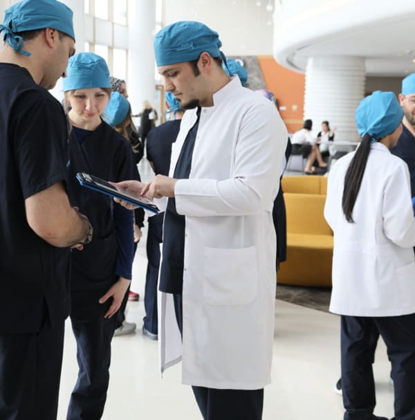 Dr. Balwi im Gespräch mit Spezialisten für Haartransplantation in Wien