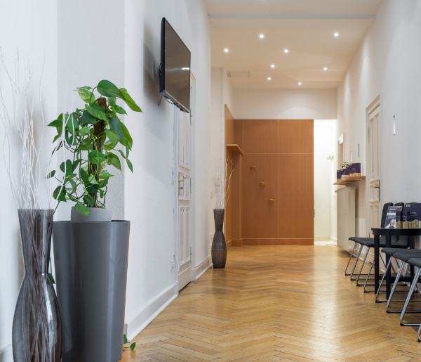 Empfangshalle der Beratungsstelle für Haartransplantation in Berlin